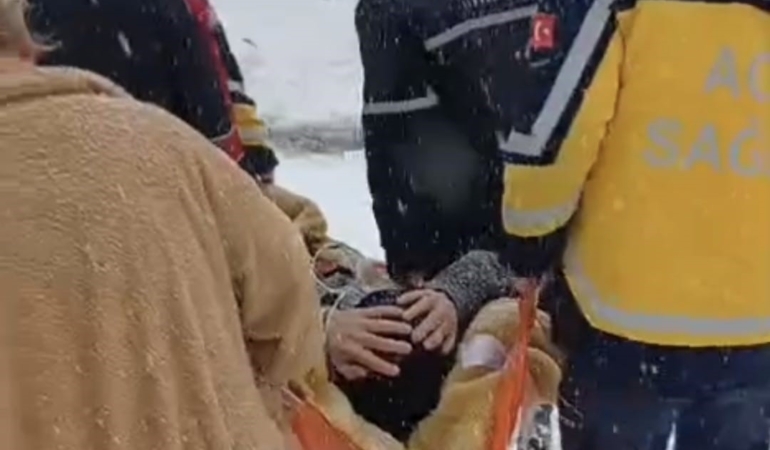 saglik-ekipleri-72-saat-icerisinde-karda-mahsur-kalan-265-hastaya-ulasti-r7Da6cZh.jpg