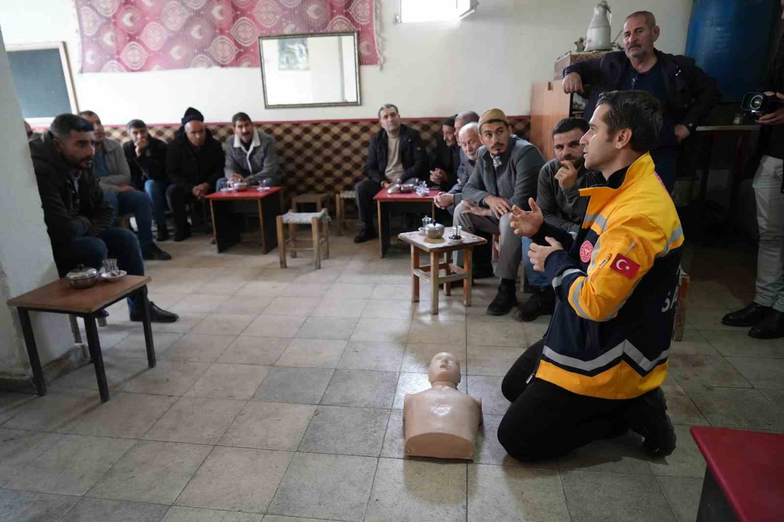 saglik ekipleri dag koylerini tek tek gezerek ilk yardim egitimi veriyor 0 CONgEAy2
