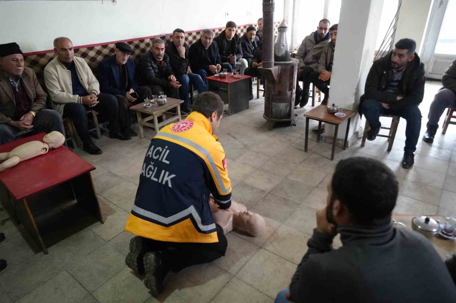 saglik ekipleri dag koylerini tek tek gezerek ilk yardim egitimi veriyor 2 v9r5b5sX
