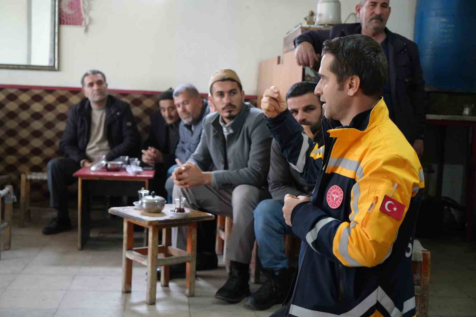 saglik ekipleri dag koylerini tek tek gezerek ilk yardim egitimi veriyor 3 nlrKkmtG