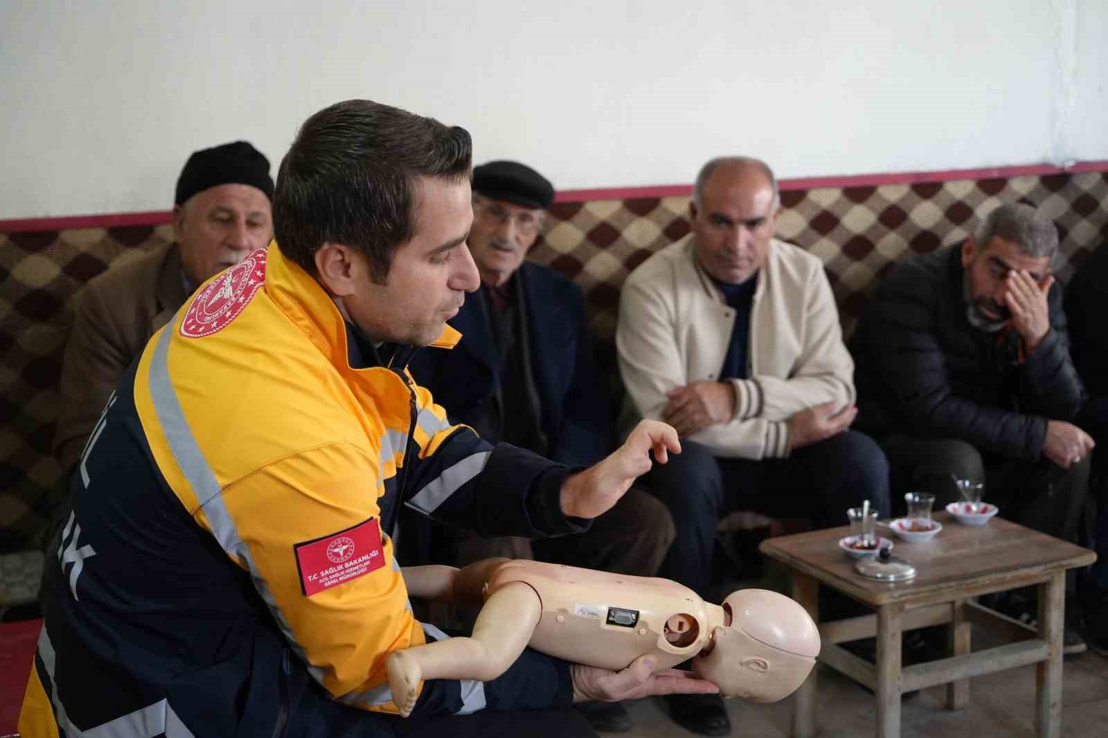 saglik ekipleri dag koylerini tek tek gezerek ilk yardim egitimi veriyor 5