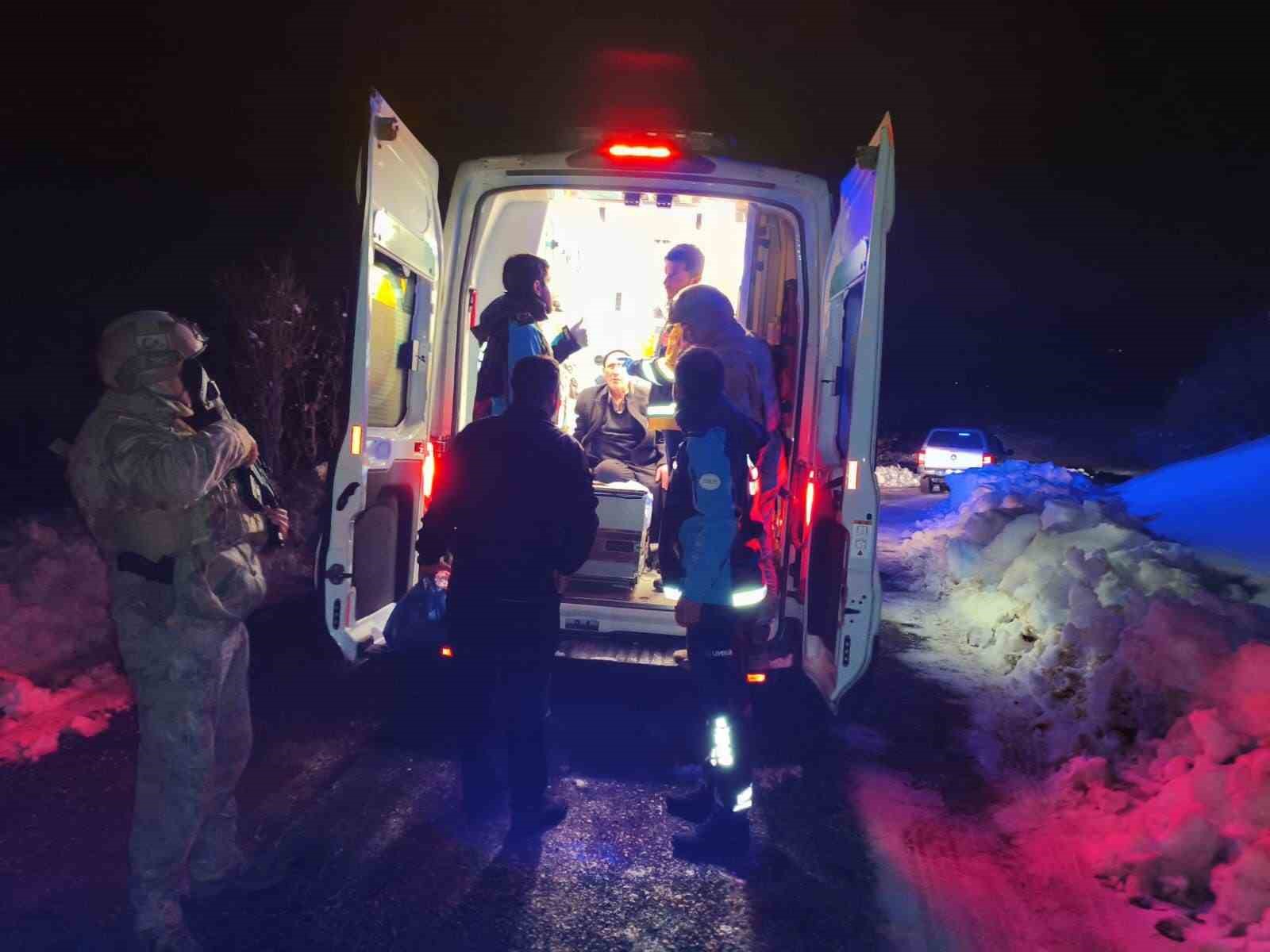 Sağlık ekipleri jandarma eşliğinde 1,5 kilometrelik yolu yürüyerek hastaya ulaştı 5 saglik ekipleri jandarma esliginde 15 kilometrelik yolu yuruyerek hastaya ulasti 1