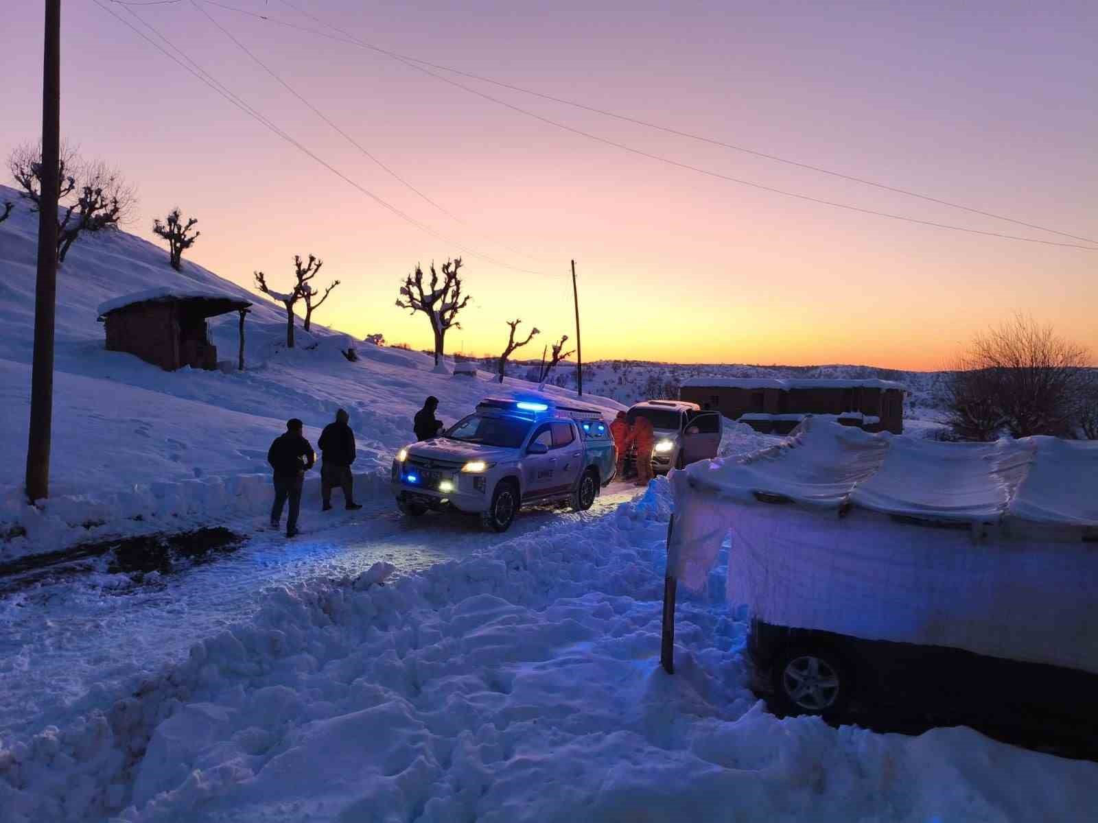 Sağlık ekipleri jandarma eşliğinde 1,5 kilometrelik yolu yürüyerek hastaya ulaştı 6 saglik ekipleri jandarma esliginde 15 kilometrelik yolu yuruyerek hastaya ulasti 2