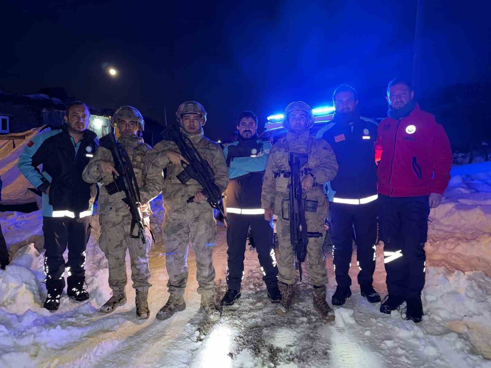 Sağlık ekipleri jandarma eşliğinde 1,5 kilometrelik yolu yürüyerek hastaya ulaştı 7 saglik ekipleri jandarma esliginde 15 kilometrelik yolu yuruyerek hastaya ulasti 3 Wqpr861q