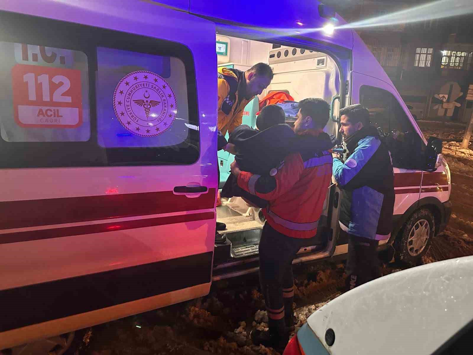 saglik ekipleri karli yolda zamanla yarisarak hastaya ulasti 0 TFjUaMQw
