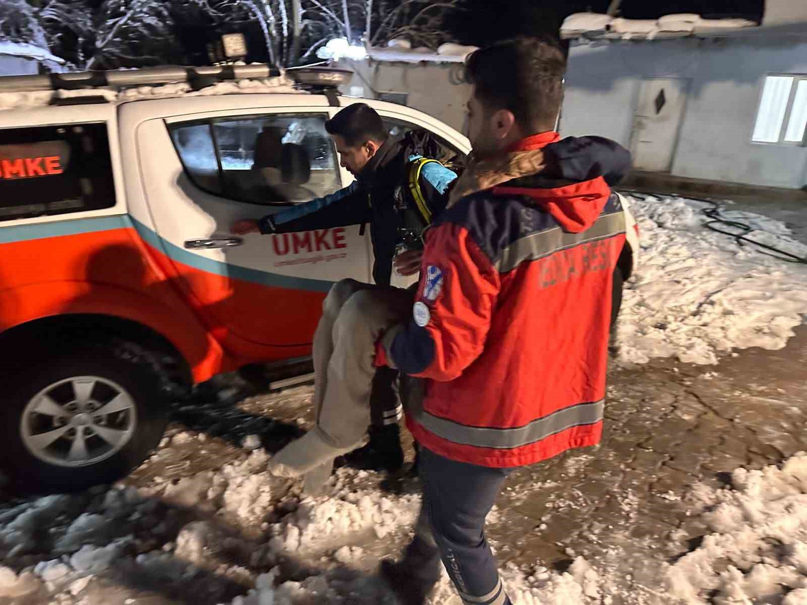 saglik ekipleri karli yolda zamanla yarisarak hastaya ulasti 1 1mBM1v6E