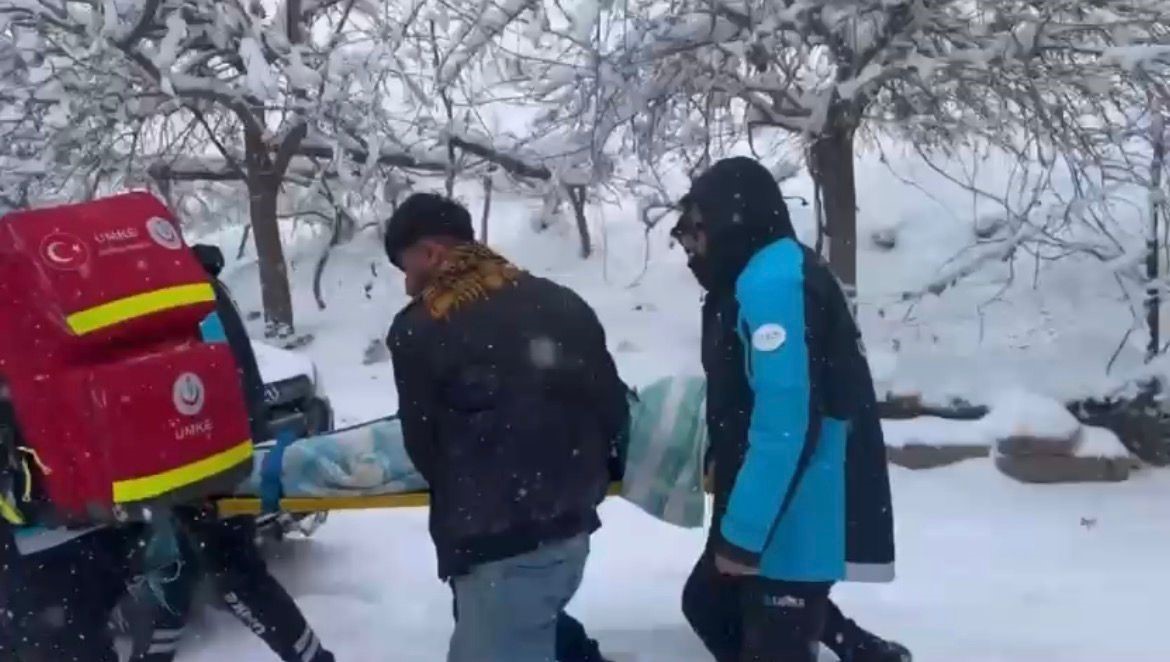 saglik ekipleri zorlu kar yolculugunun ardindan hastaya ulasti 4 6TMjl5ZB