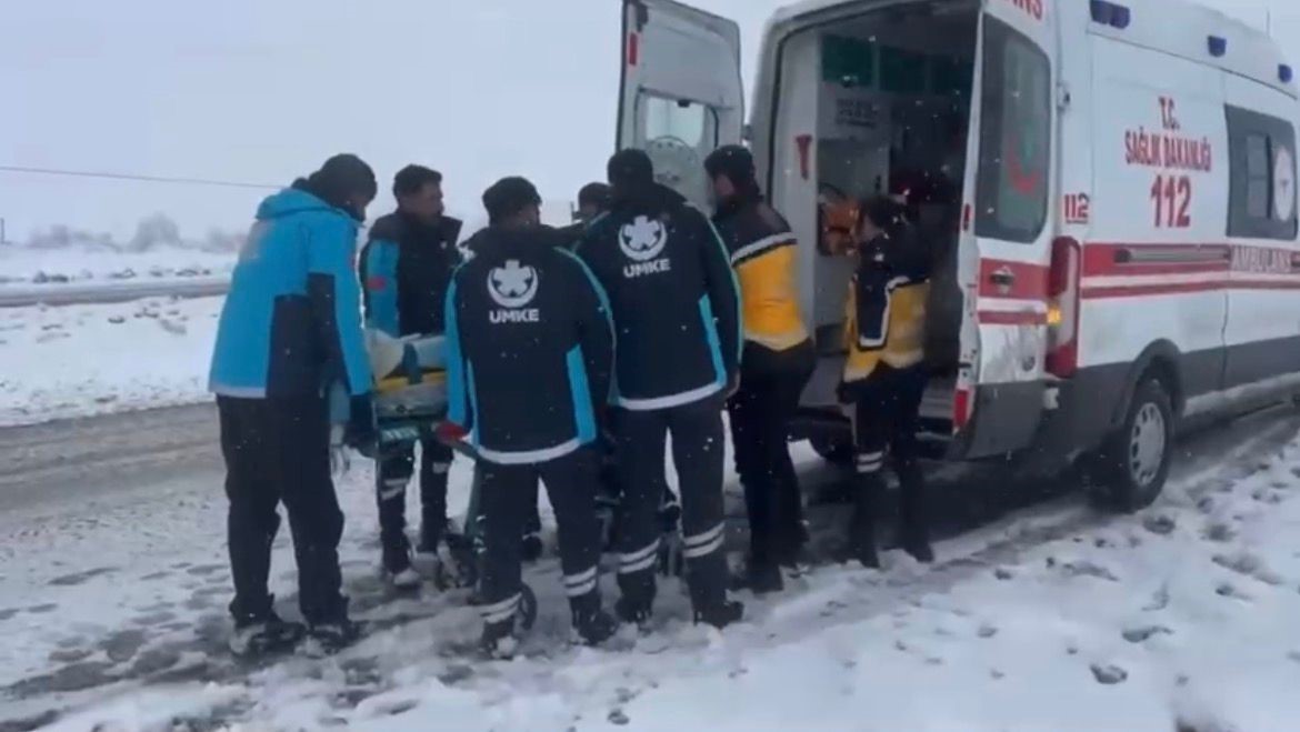 saglik ekipleri zorlu kar yolculugunun ardindan hastaya ulasti 9 HJy2J7SC