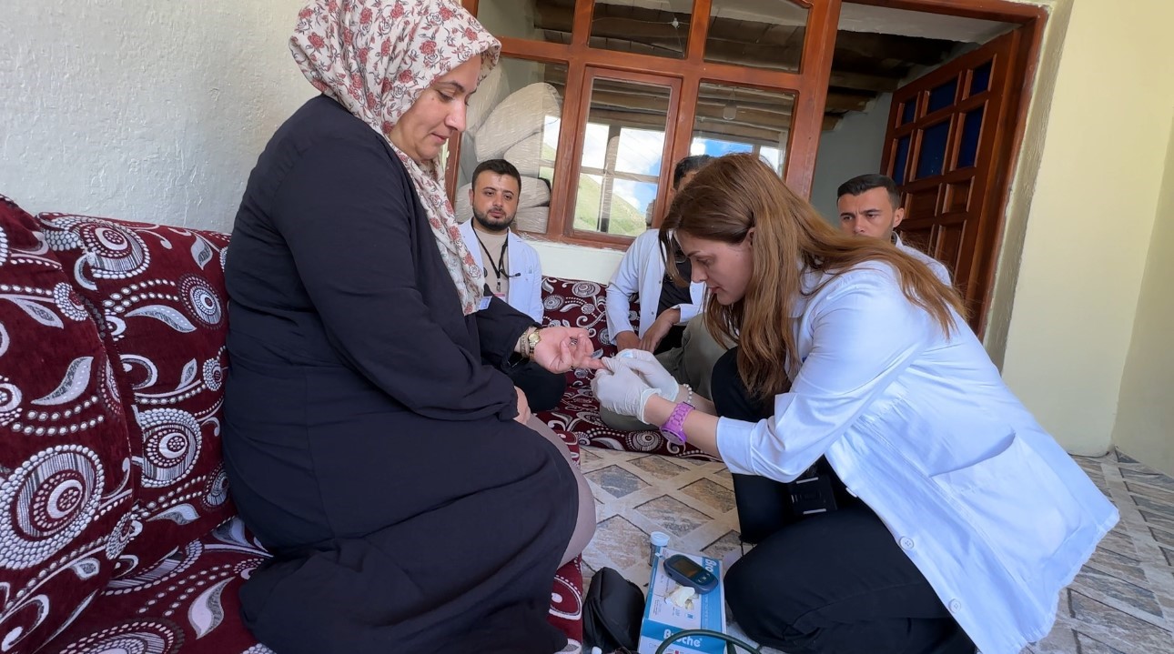 saglik ordusu iran sinirinda kavurucu sicaga ve sarp araziye meydan okuyor 2 d4Z8fYOF