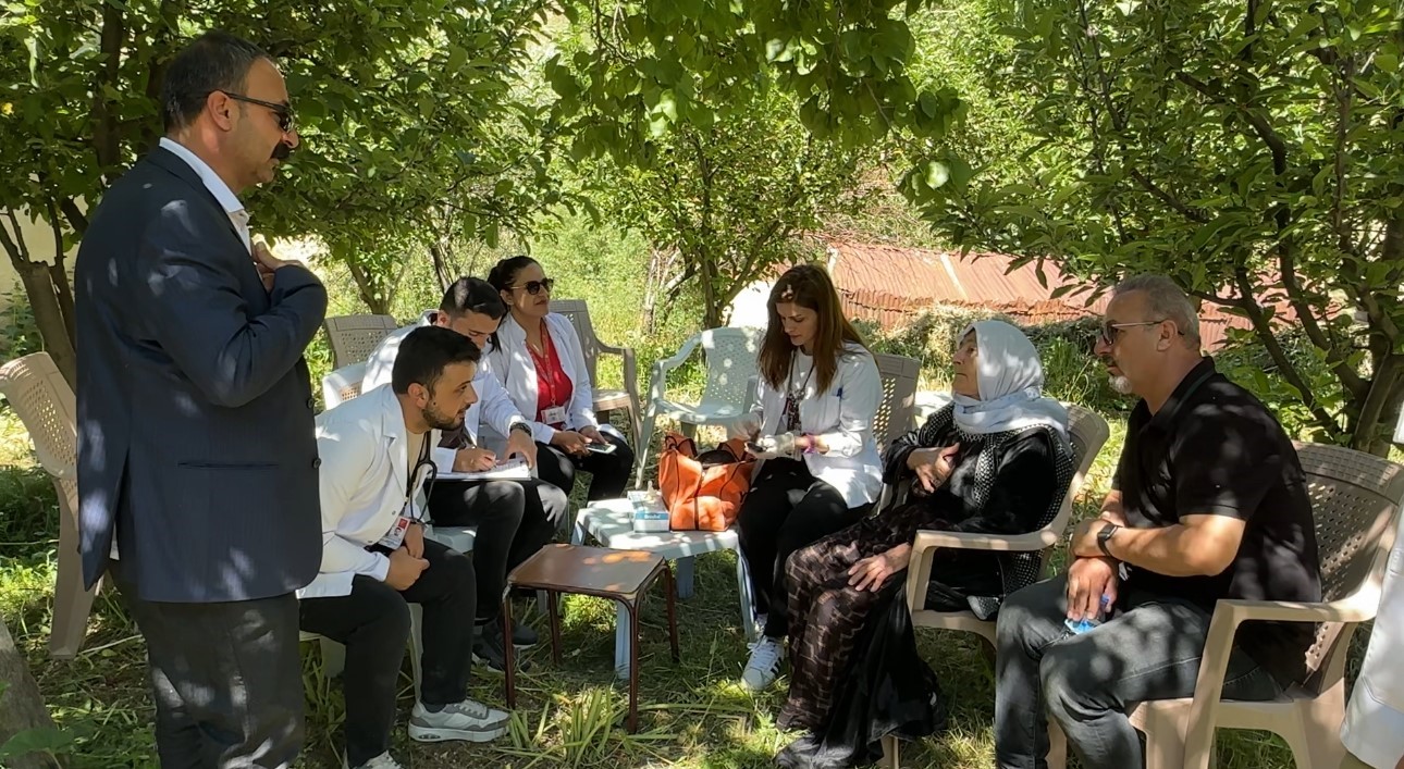 saglik ordusu iran sinirinda kavurucu sicaga ve sarp araziye meydan okuyor 8 raWRaLEc