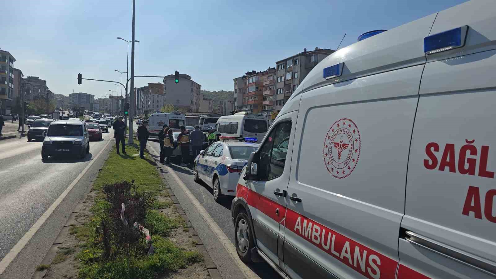 saglik personelinin kullandigi arac ogrenciye carpti 1 yarali 3 QnYXnyts