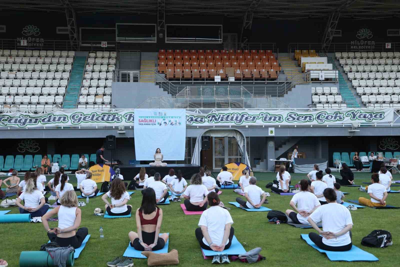 Sağlıklı yaşlanma için yoga yaptılar 4 saglikli yaslanma icin yoga yaptilar 0 REMNSZy3