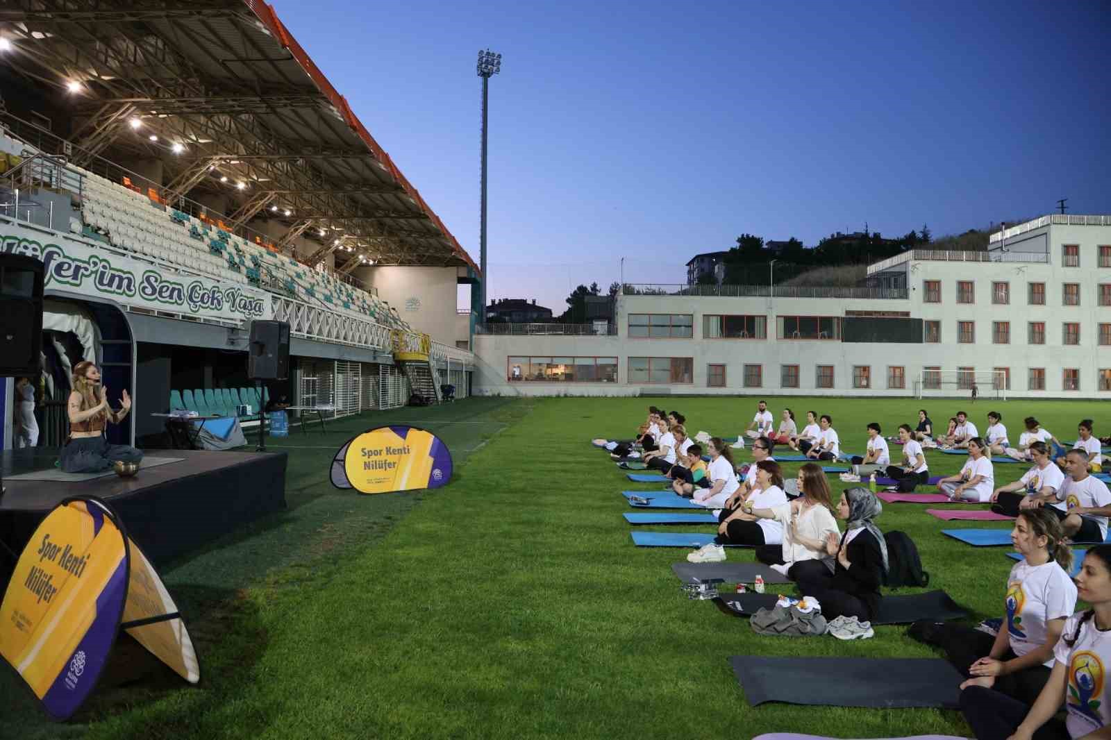 Sağlıklı yaşlanma için yoga yaptılar 7 saglikli yaslanma icin yoga yaptilar 3 XtABOsDe