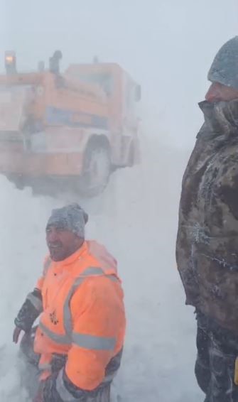 sahara gecidinde kara yollari ekibinin uzerine cig dustu 2 EpEYHSsW