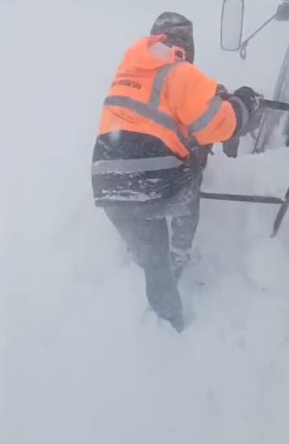 sahara gecidinde kara yollari ekibinin uzerine cig dustu 3 U8UGgh8u