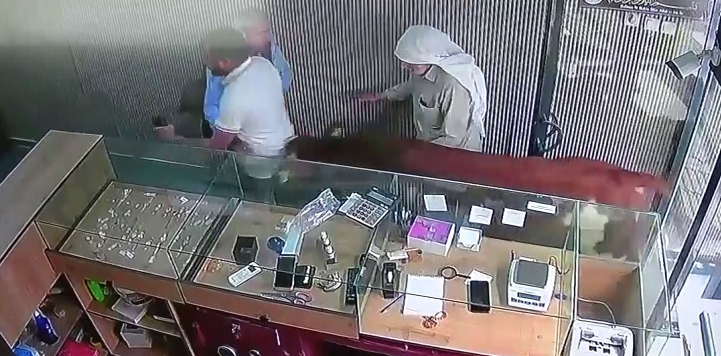 Sahibinden kaçan dana kuyumcu dükkânına girdi 5 sahibinden kacan dana kuyumcu dukk nina girdi 1 8Yy2rQDj