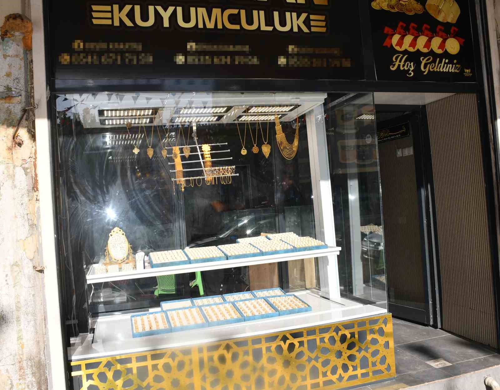 Sahibinden kaçan dana kuyumcu dükkânına girdi 7 sahibinden kacan dana kuyumcu dukk nina girdi 3 tcDUOgDu