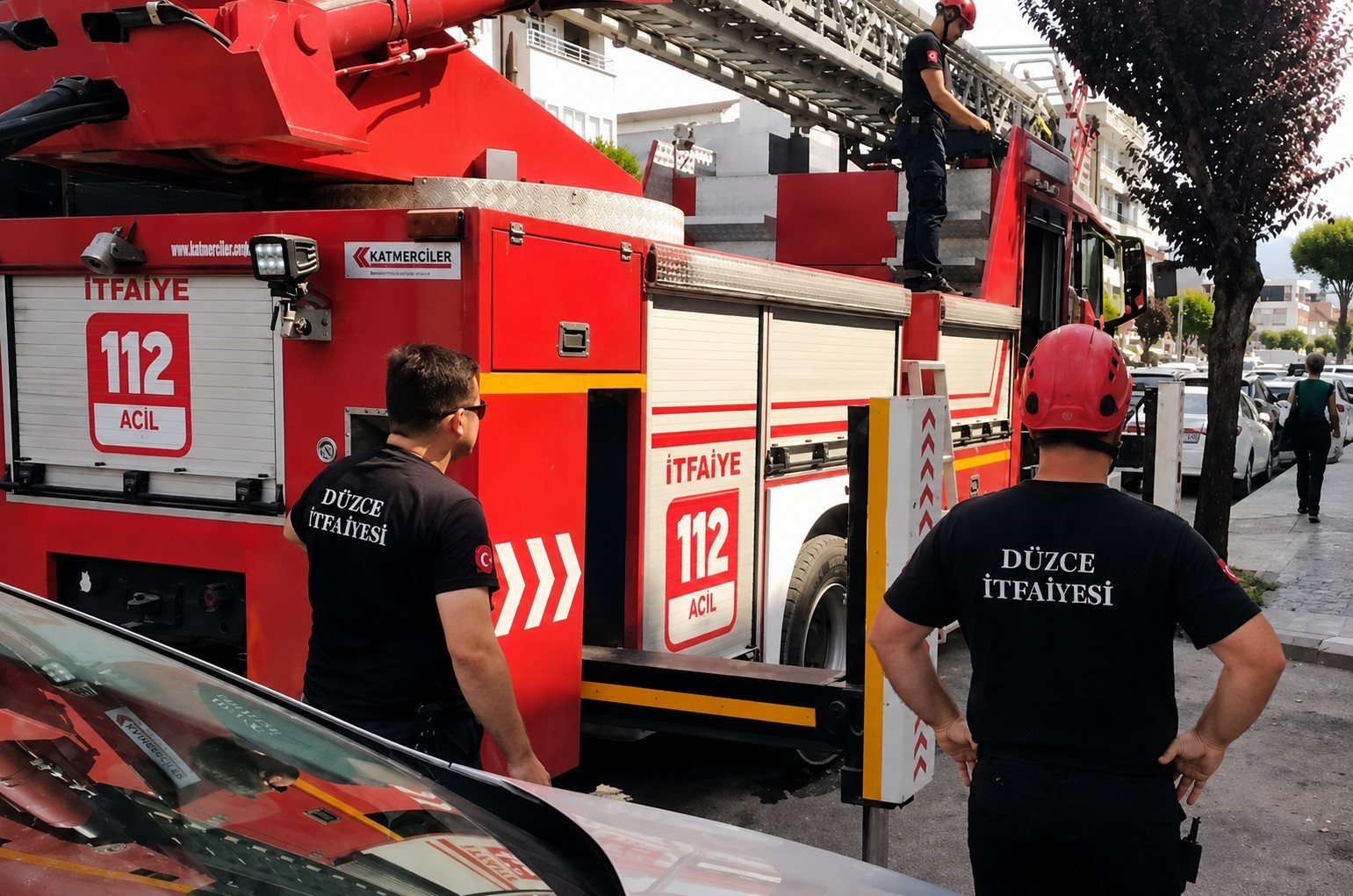 Sahibinin omzunda gezerken korkup kaçan papağanın imdadına itfaiye yetişti 4 sahibinin omzunda gezerken korkup kacan papaganin imdadina itfaiye yetisti 0 Be5r99ec