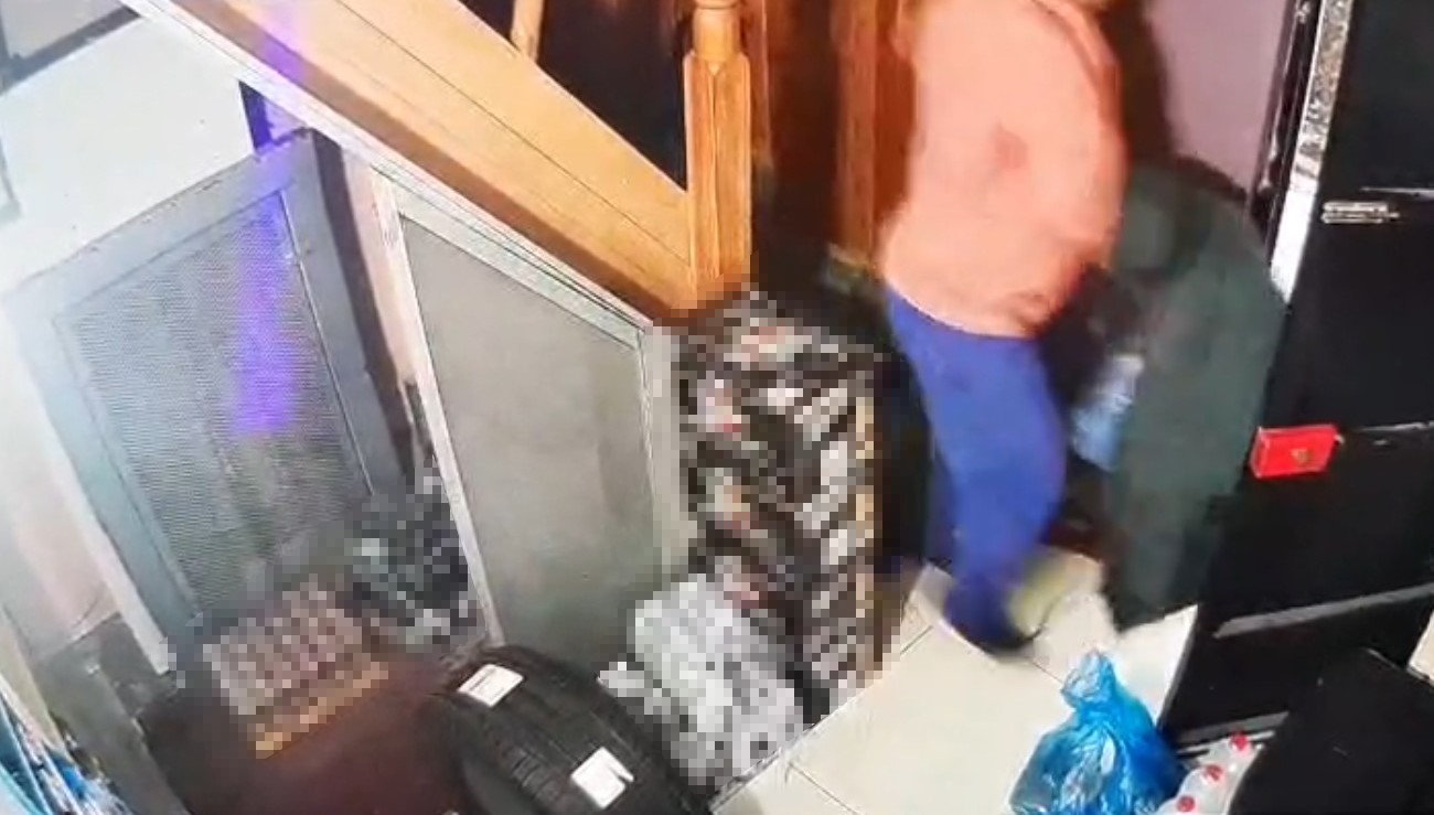 sahibiyle samimiyet kurdugu is yerinden once copleri sonra 250 karton sigarayi cikartti 1 kOL9e2UK