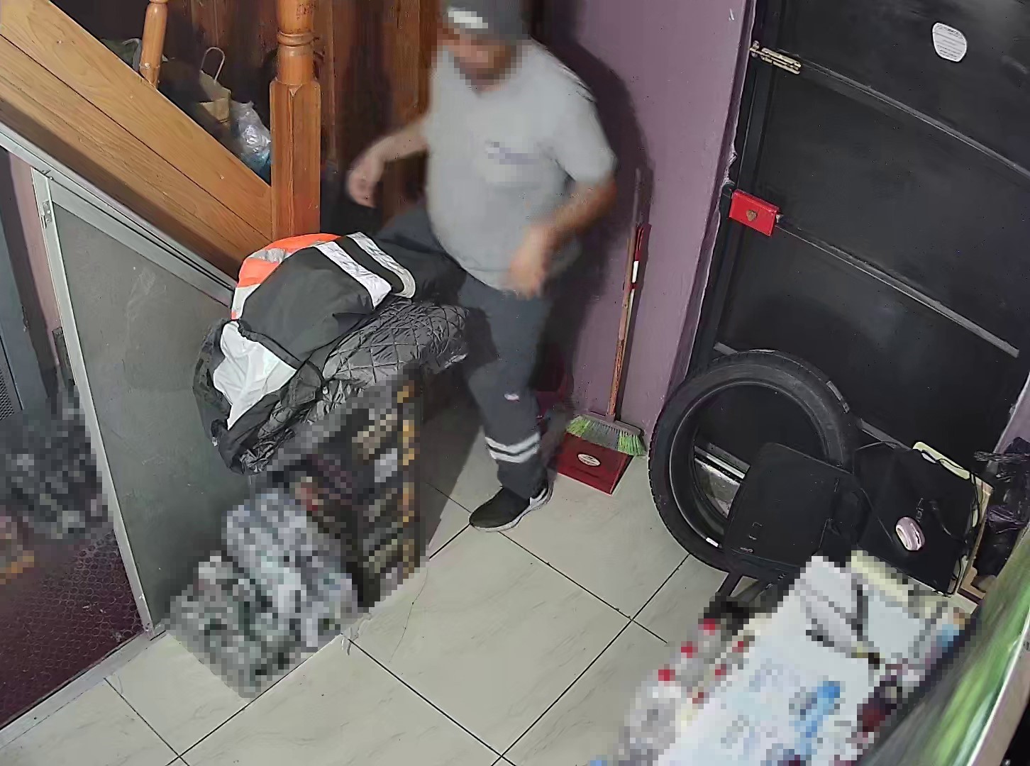 sahibiyle samimiyet kurdugu is yerinden once copleri sonra 250 karton sigarayi cikartti 2 QhbcFThR