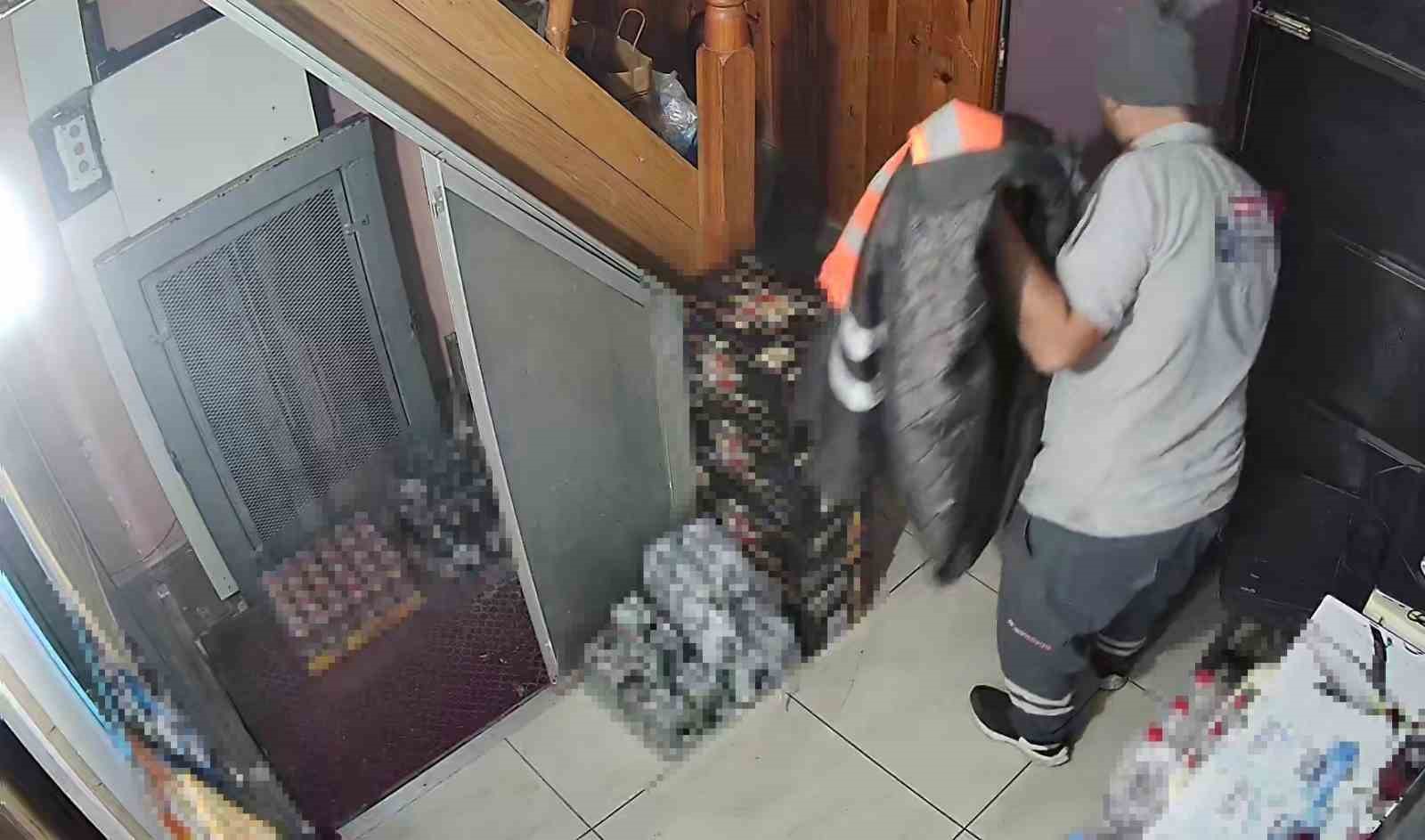 sahibiyle samimiyet kurdugu is yerinden once copleri sonra 250 karton sigarayi cikartti 3 4cMrlrUv
