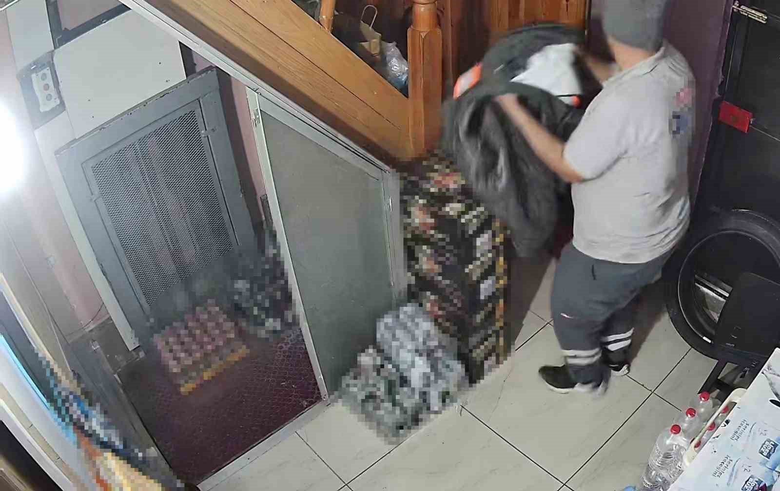 sahibiyle samimiyet kurdugu is yerinden once copleri sonra 250 karton sigarayi cikartti 5 WjlPZBdv