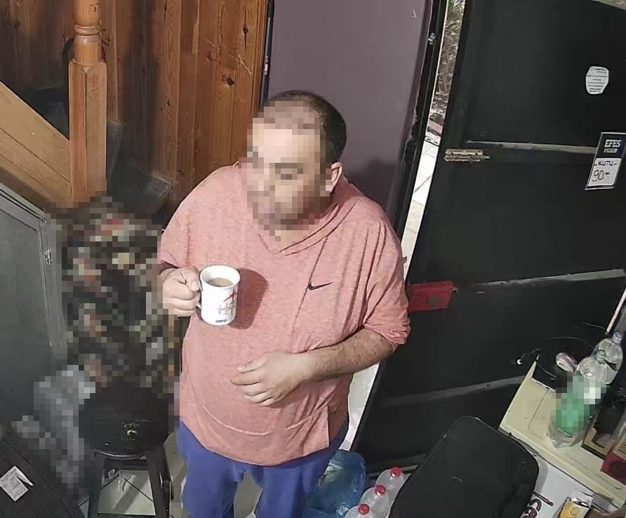 sahibiyle samimiyet kurdugu is yerinden once copleri sonra 250 karton sigarayi cikartti 6 CQFhQOac