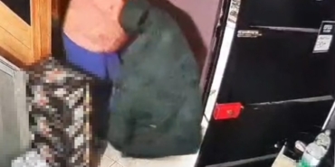 sahibiyle-samimiyet-kurdugu-is-yerinden-once-copleri-sonra-250-karton-sigarayi-cikartti-PIm5sCyE.jpg