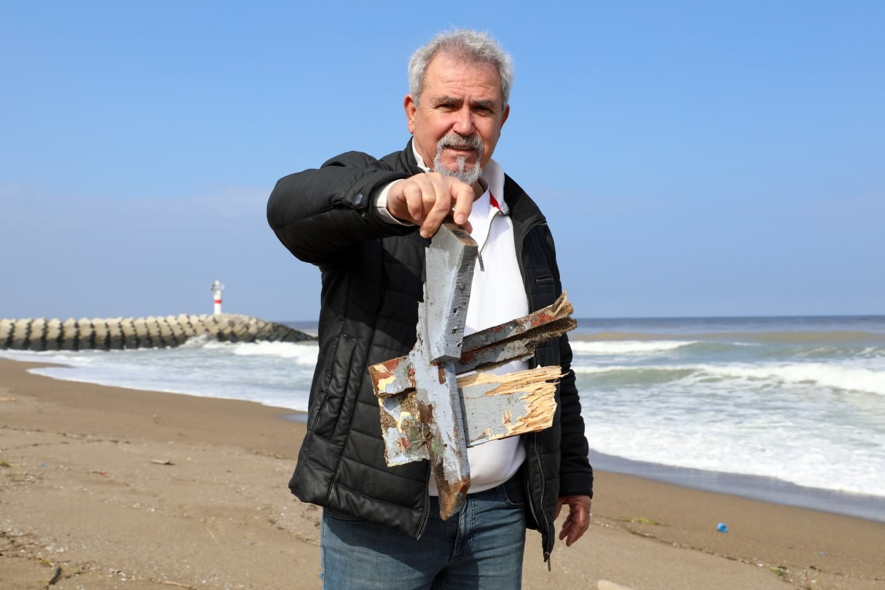 sahilde 2 gun once cansiz bedeni bulunan balikcinin teknesi de ayni karaya vurdu 6 DpazG5m4