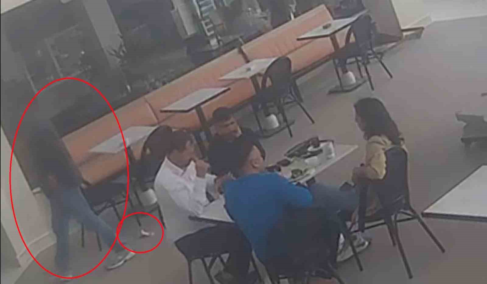 Sahilde aradığı parasını kafede düşüren vatandaşın o anları kameraya yansıdı 4 sahilde aradigi parasini kafede dusuren vatandasin o anlari kameraya yansidi 0