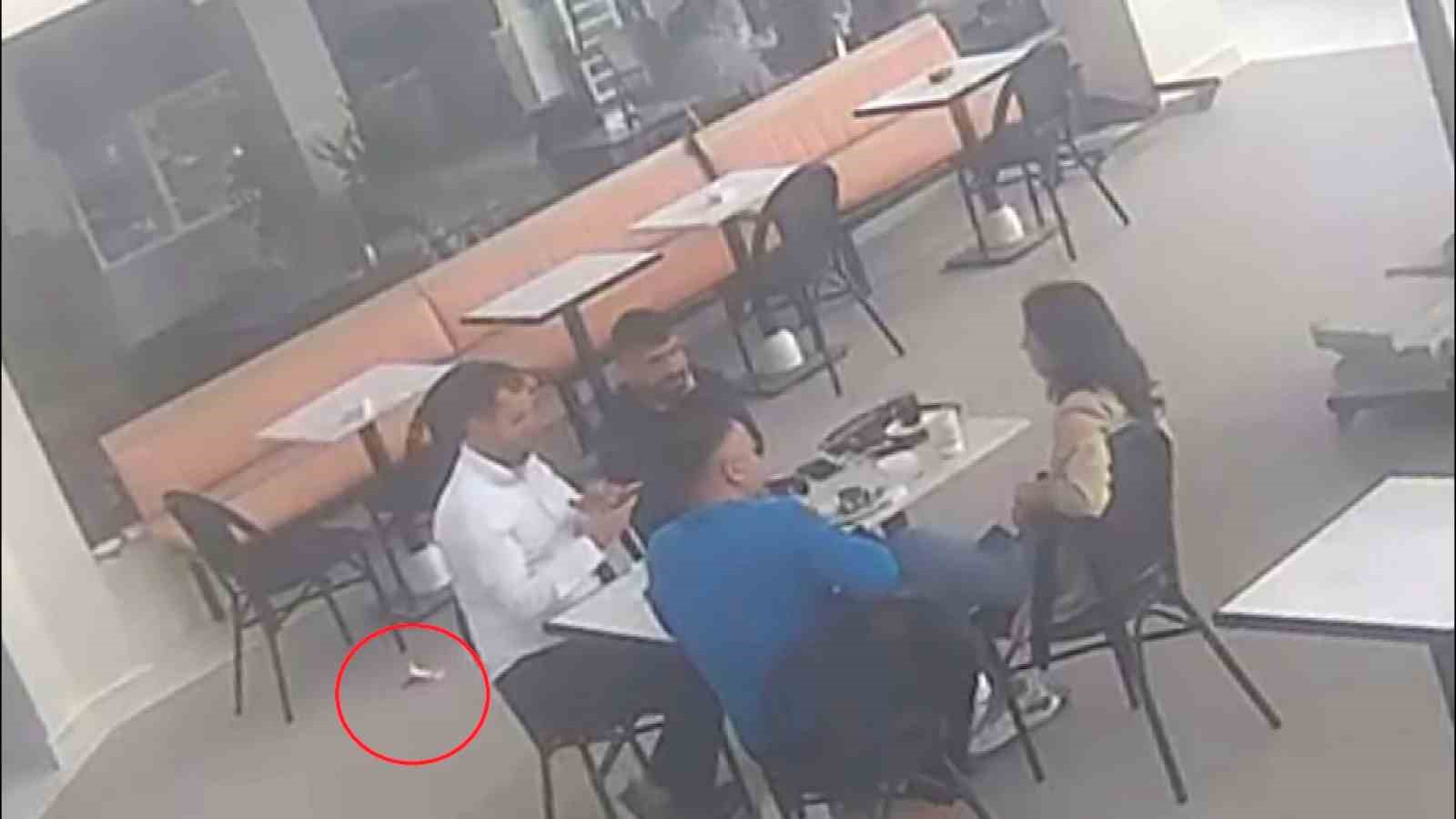 Sahilde aradığı parasını kafede düşüren vatandaşın o anları kameraya yansıdı 5 sahilde aradigi parasini kafede dusuren vatandasin o anlari kameraya yansidi 1 M5pO8Dw9