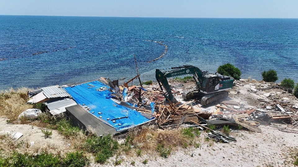sahildeki kacak yapilarin yikimi suruyor 6