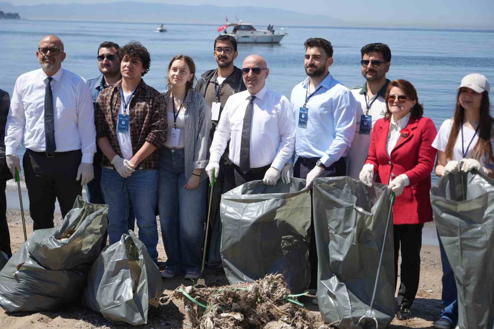 sahili temizlemeye indiler gordukleri manzara aci tabloyu ozetledi 7 unbGL7JA