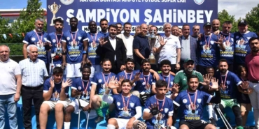 sahinbey-ampute-futbol-takimi-sampiyonluk-kupasini-kaldirdi-OR7cp8Vq.jpg