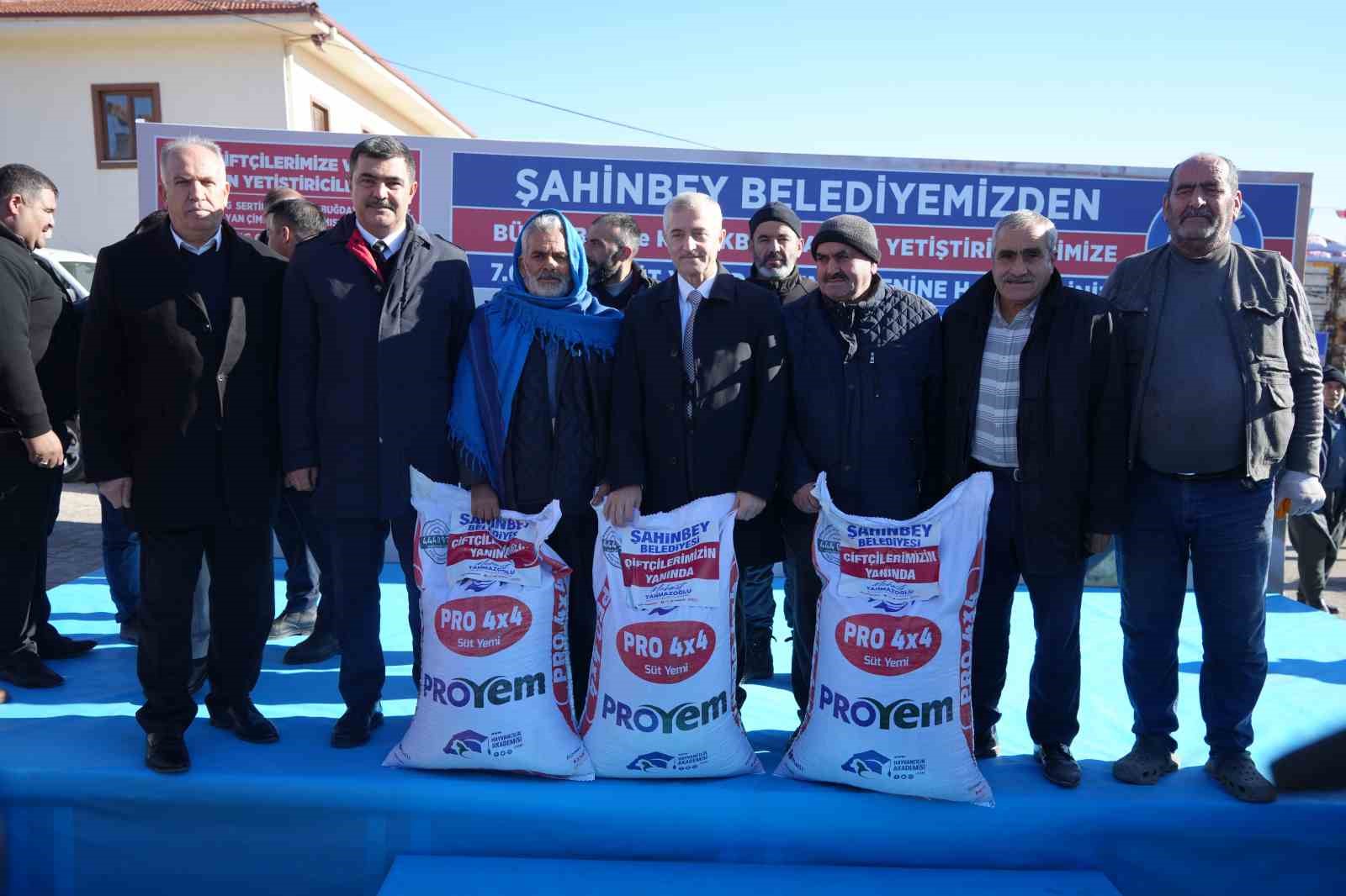 Şahinbey Belediyesinden hayvan yetiştiricilerine 7 bin ton yem desteği 4 sahinbey belediyesinden hayvan yetistiricilerine 7 bin ton yem destegi 0 Msj4a3kG