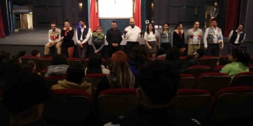 sahneye-renk-geldi-projesi-ile-cocuklar-sanatla-bulustu-Veg73Ktv.jpg