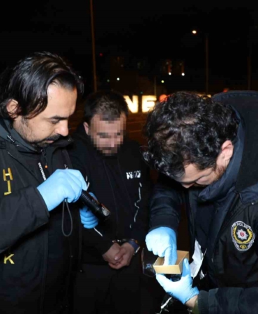 sahte-altin-ile-15-kisiyi-dolandirmislar-2-gozalti-UgSXvdlf.jpg