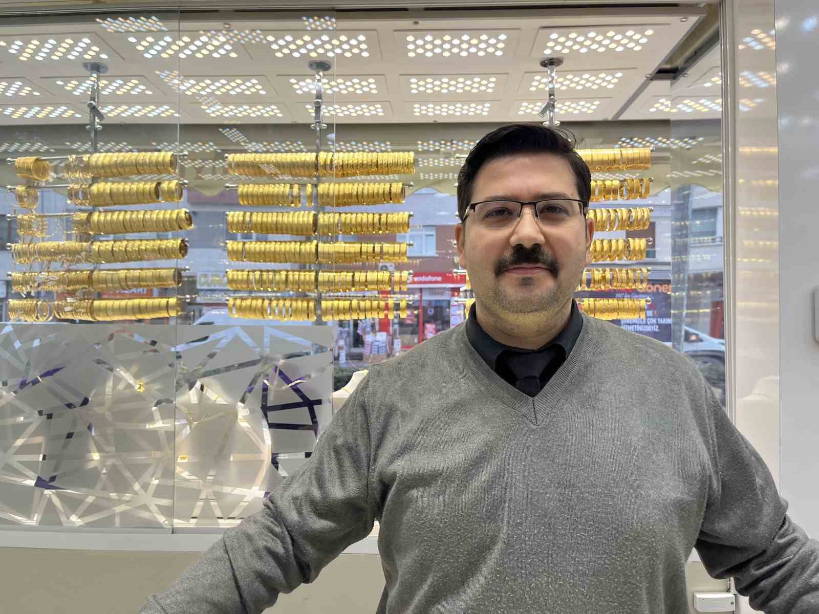 Sahte bilezikleri verip pazarlıkla fazla altın almak isterken yakalandı 5 sahte bilezikleri verip pazarlikla fazla altin almak isterken yakalandi 1 zRDdMIIc