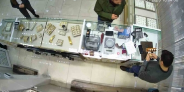 sahte-bilezikleri-verip-pazarlikla-fazla-altin-almak-isterken-yakalandi-2kwcY1Gi.jpg