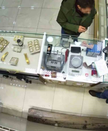 sahte-bilezikleri-verip-pazarlikla-fazla-altin-almak-isterken-yakalandi-2kwcY1Gi.jpg