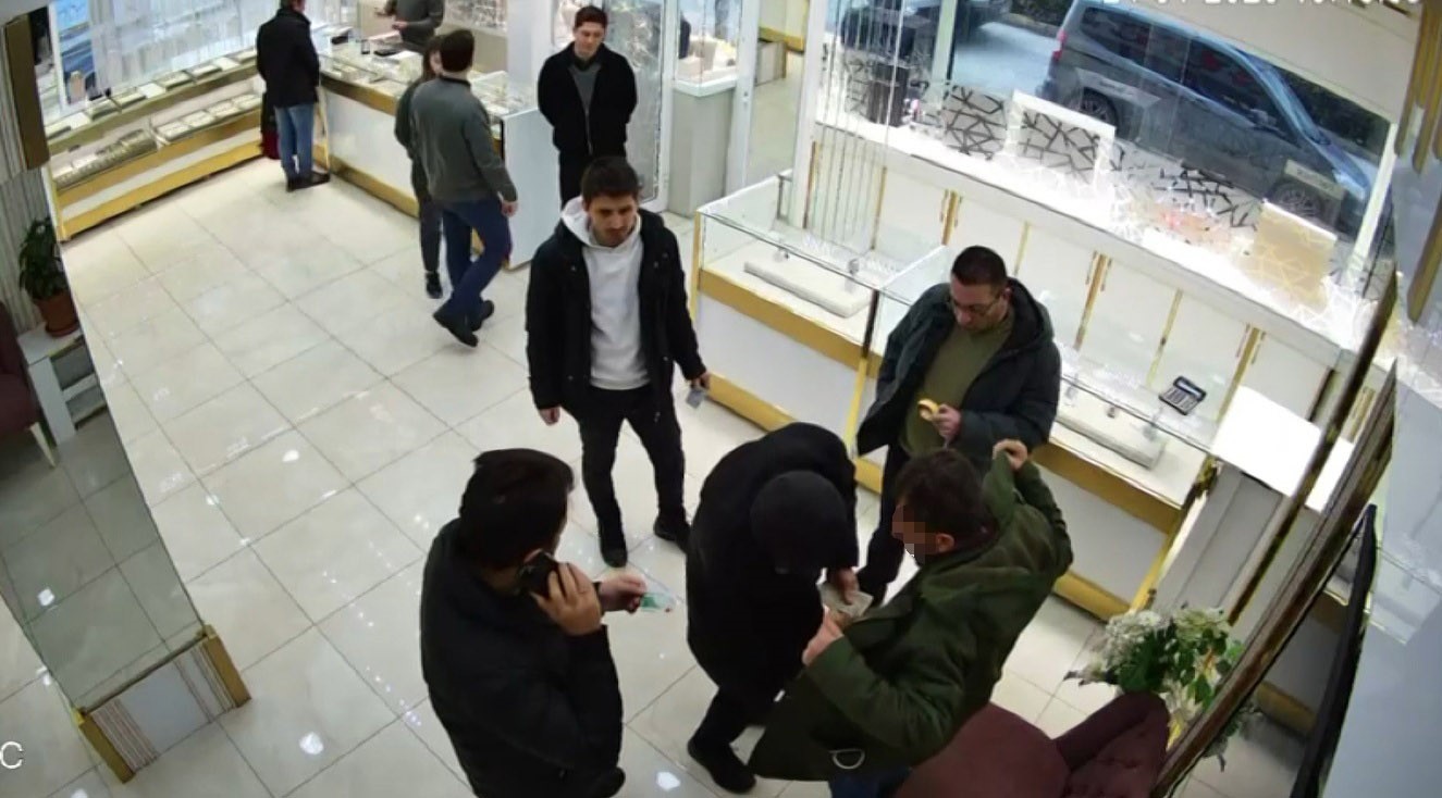 Sahte bilezikleri verip pazarlıkla fazla altın almak isterken yakalandı 7 sahte bilezikleri verip pazarlikla fazla altin almak isterken yakalandi 3 FNRfHJXN