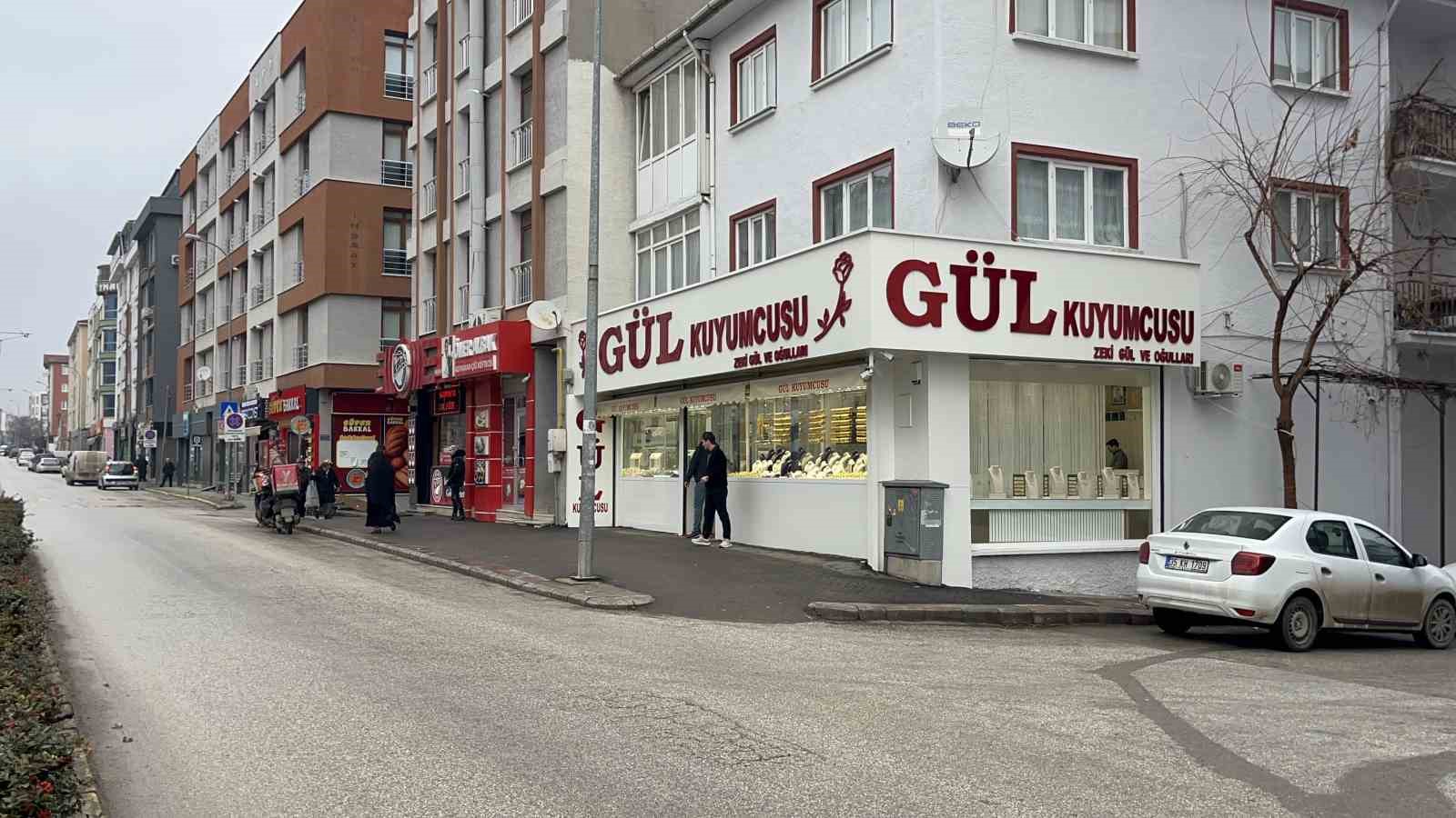 Sahte bilezikleri verip pazarlıkla fazla altın almak isterken yakalandı 9 sahte bilezikleri verip pazarlikla fazla altin almak isterken yakalandi 5 Kk6H85ng