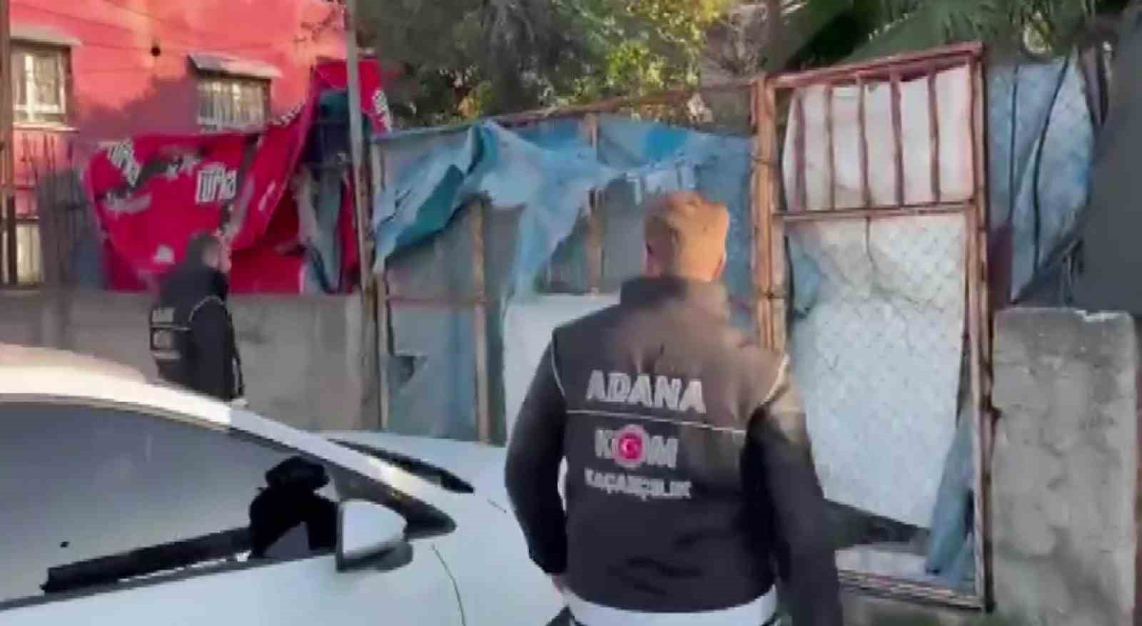Sahte içkinin piyasaya sürüldüğü depoya baskın: 21 bin litre sahte içki ele geçirildi 5 sahte ickinin piyasaya suruldugu depoya baskin 21 bin litre sahte icki ele gecirildi 1 jF3frSYM