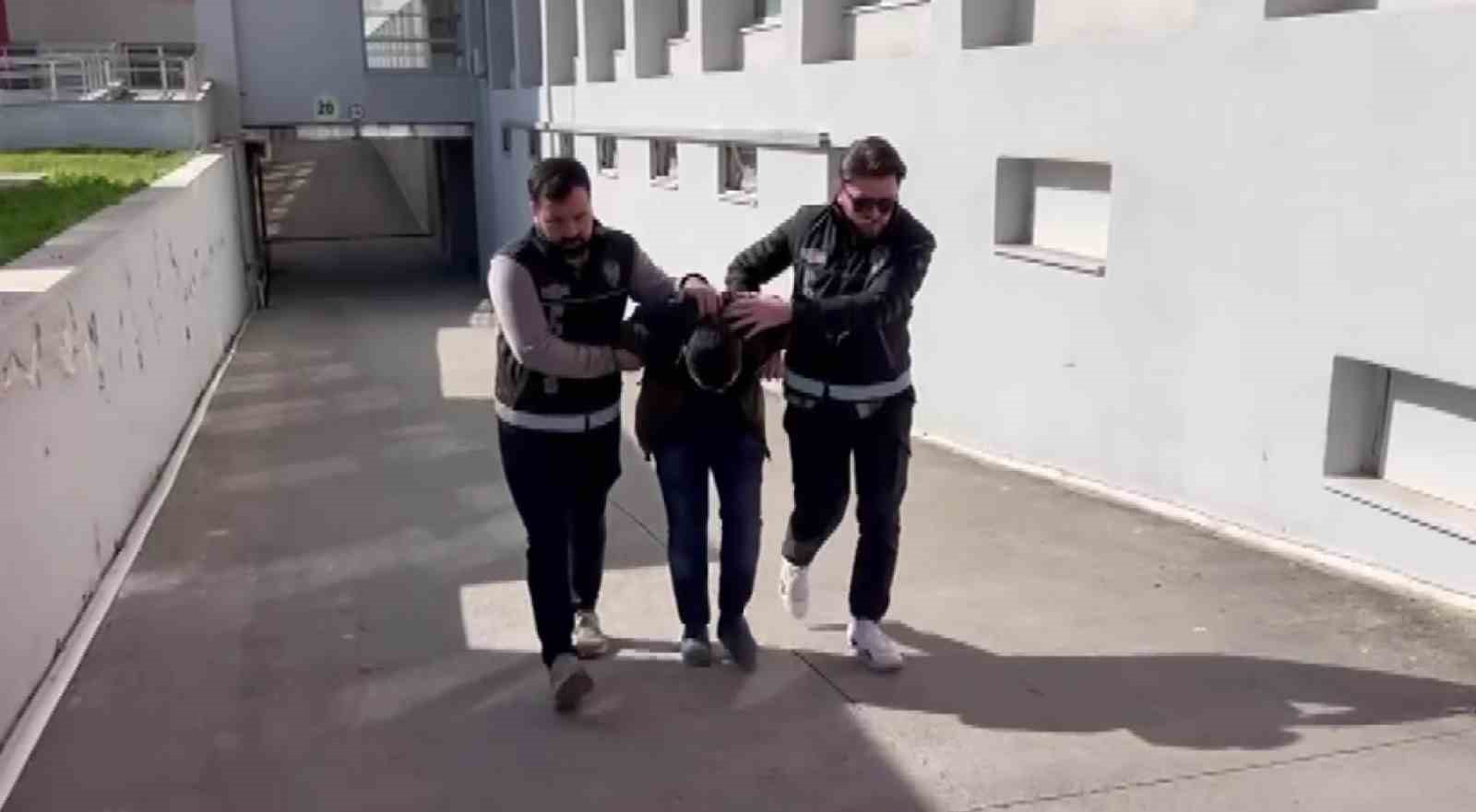 Sahte içkinin piyasaya sürüldüğü depoya baskın: 21 bin litre sahte içki ele geçirildi 7 sahte ickinin piyasaya suruldugu depoya baskin 21 bin litre sahte icki ele gecirildi 3