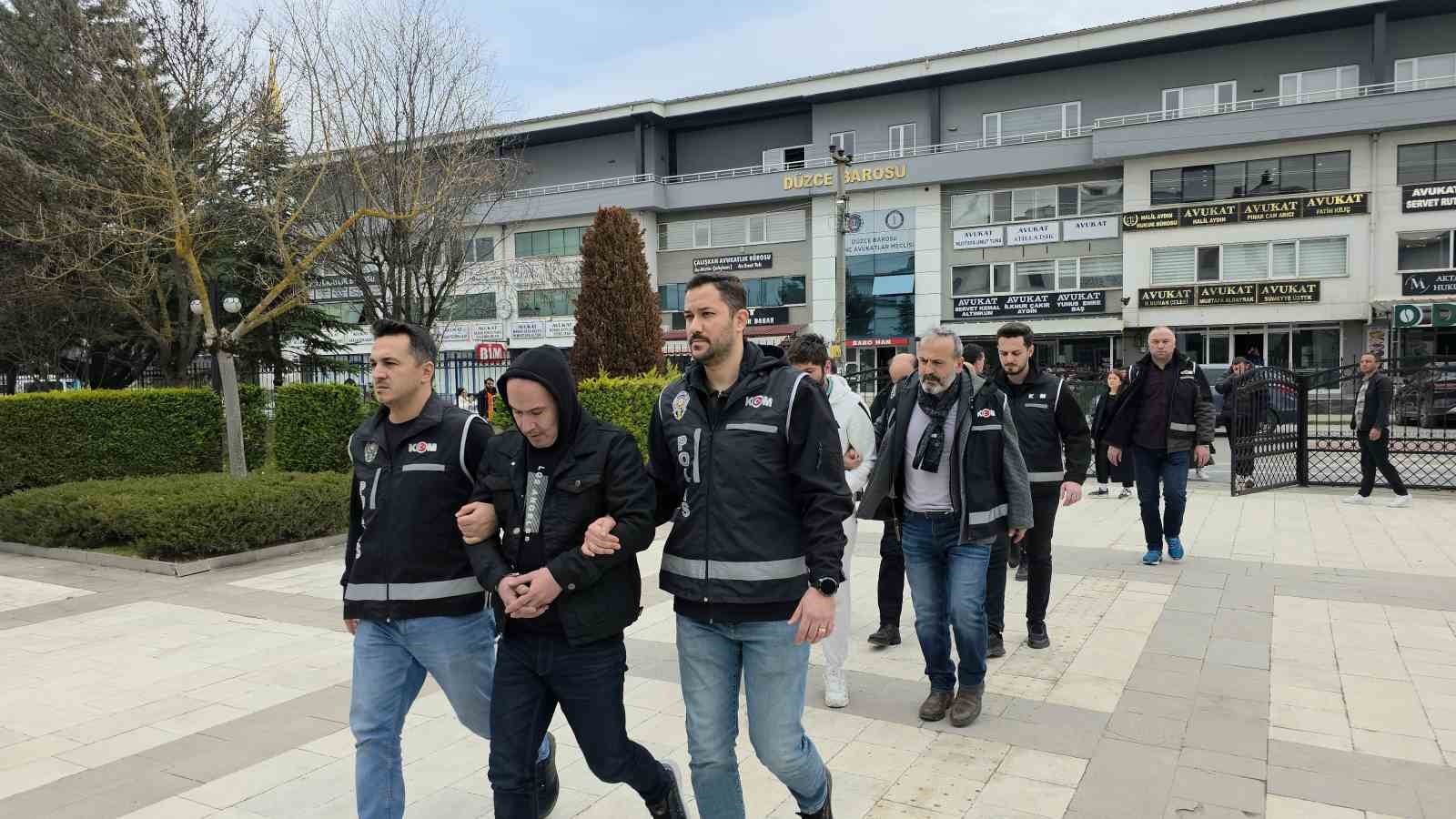sahte kimlikle arazi satip milyonluk vurgun yapmaya calisan 4 kisi tutuklandi 1 UD1UCd17