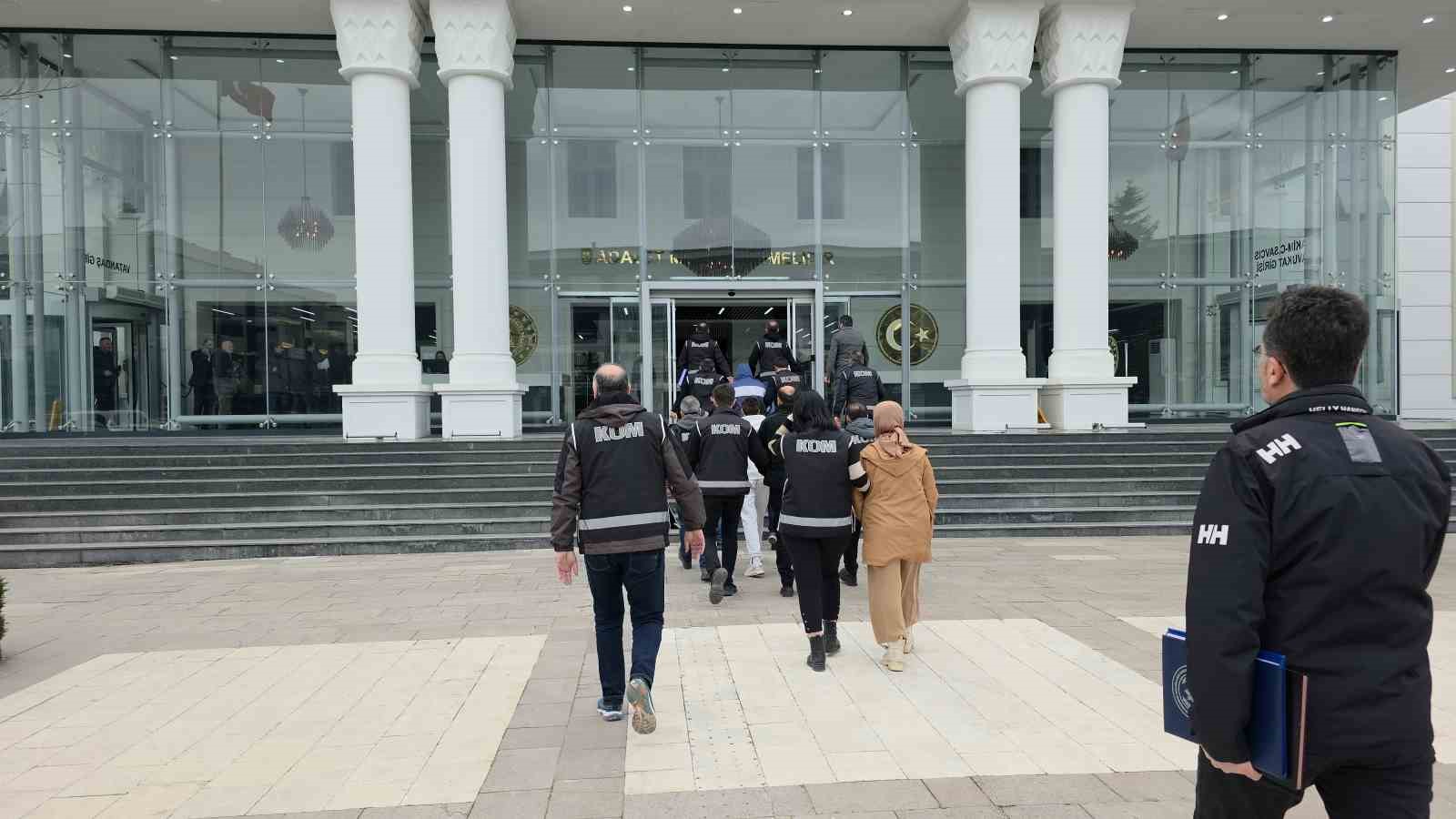 sahte kimlikle arazi satip milyonluk vurgun yapmaya calisan 4 kisi tutuklandi 2