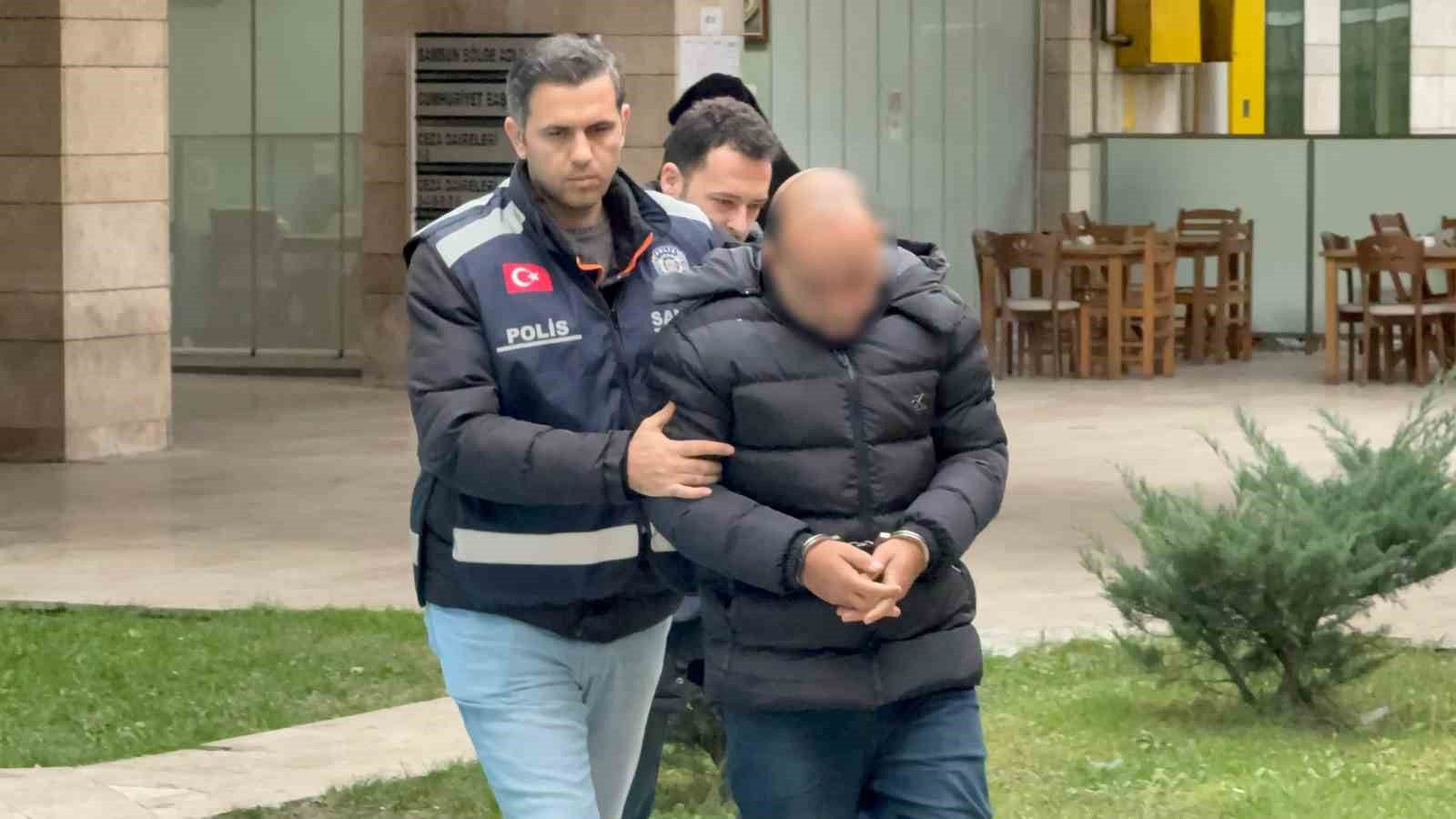 Sahte kimlikle başkasının arsasını 10 milyon TL’ye sattı 6 sahte kimlikle baskasinin arsasini 10 milyon tlye satti 2 nZ3RNilw