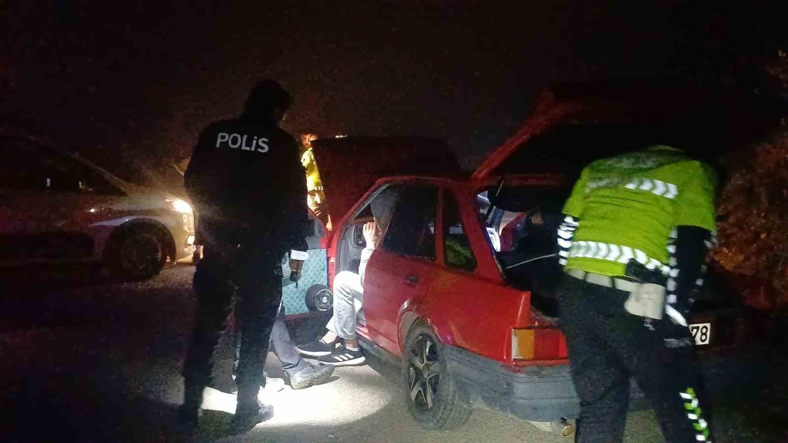 Sahte plakalı otomobil PTS kamerasına takıldı: Ön uyuşturucu testi pozitif çıkan ehliyetsiz sürücüye ceza yağdı 6 sahte plakali otomobil pts kamerasina takildi on uyusturucu testi pozitif cikan ehliyetsiz surucuye ceza QROnnKj1
