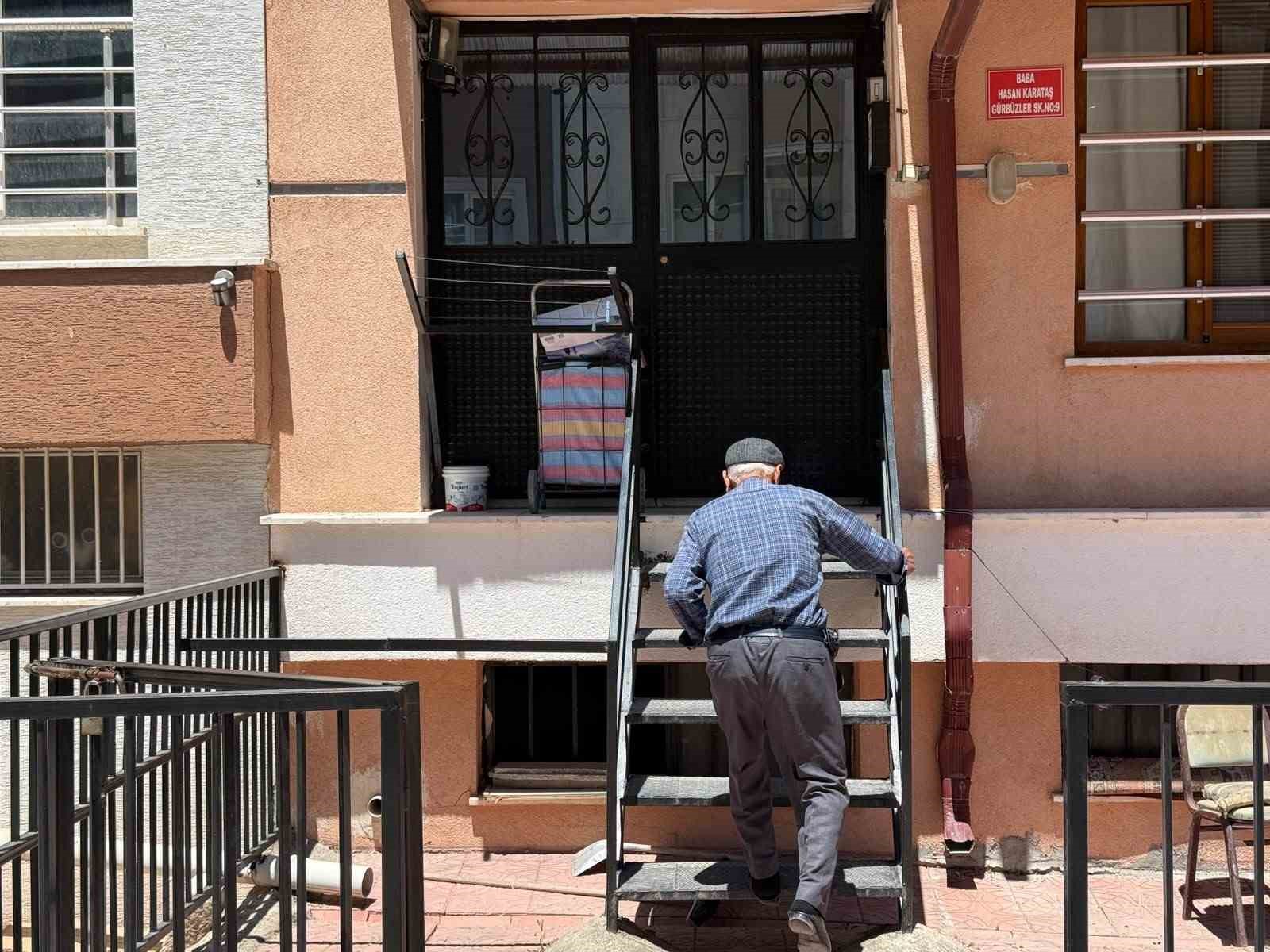 Sahte polisler yaşlı adamın önce elini öptüler sonra buzluktaki 351 bin TL’lik altınları götürdüler 6 sahte polisler yasli adamin once elini optuler sonra buzluktaki 351 bin tllik altinlari goturduler Hc96iBHm
