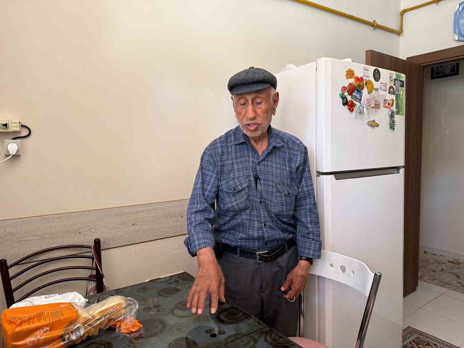 Sahte polisler yaşlı adamın önce elini öptüler sonra buzluktaki 351 bin TL’lik altınları götürdüler 4 sahte polisler yasli adamin once elini optuler sonra buzluktaki 351 bin tllik altinlari goturduler iMzgqr7y